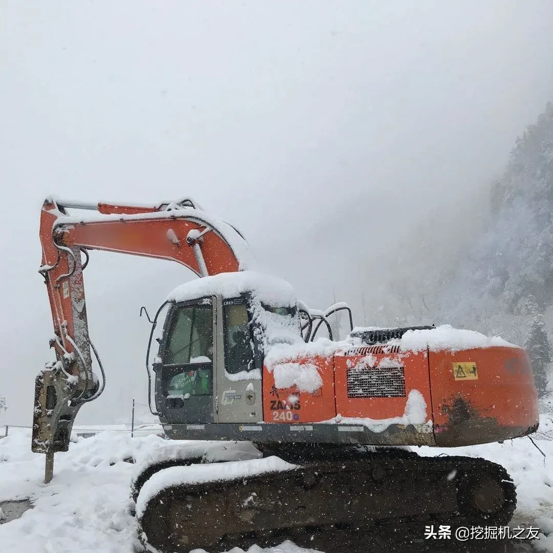 年度最美挖掘机“我”在雪地等你