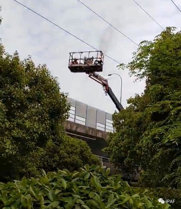 江苏某地发生了一起臂架式高空作业平台触碰高压电线的事故