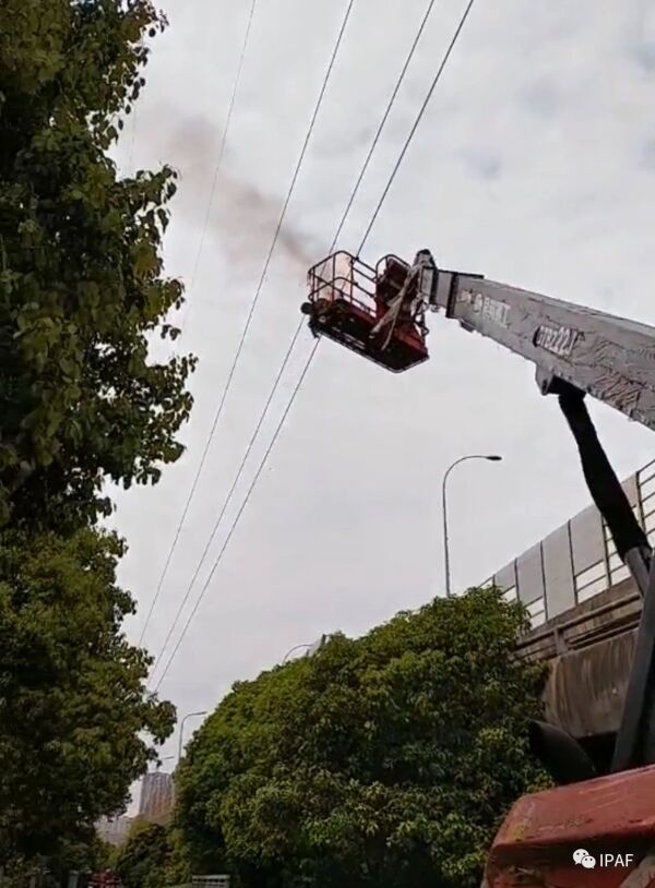 江苏某地发生了一起臂架式高空作业平台触碰高压电线的事故