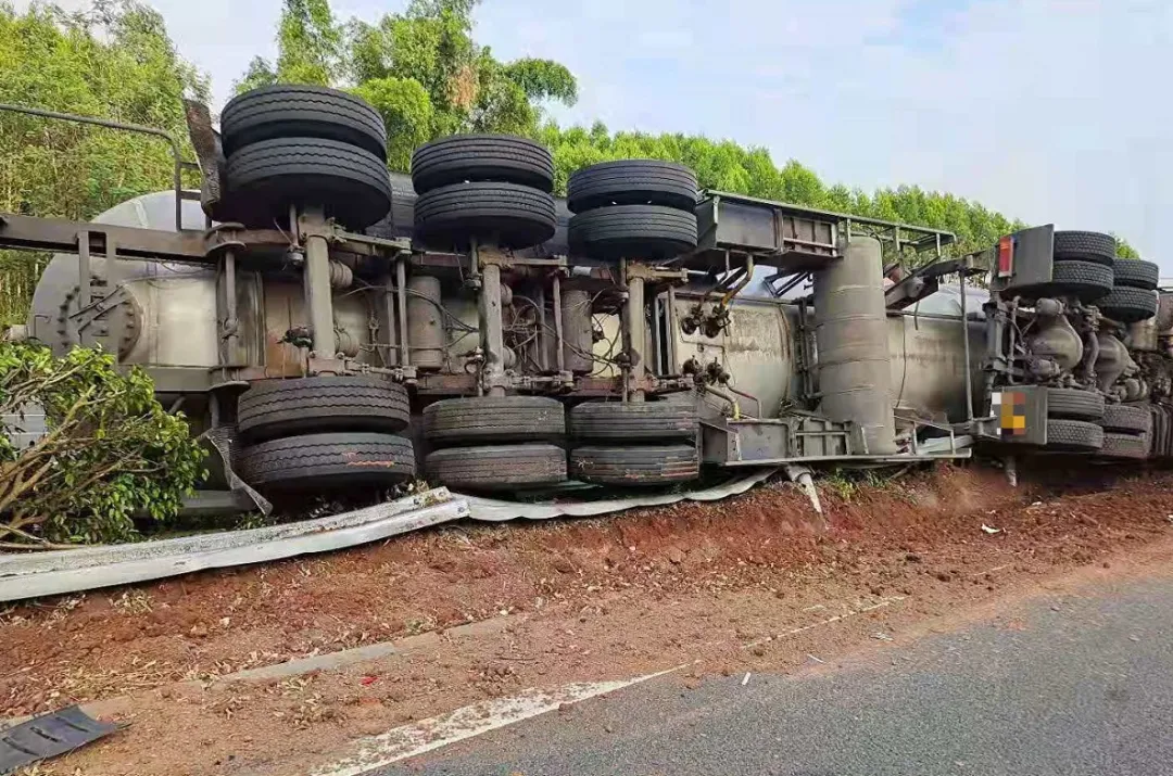 50°高温惊险救援，罐车随时可能爆炸，3辆吊车毅然赶往现场...