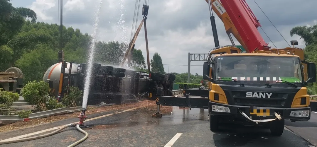 50°高温惊险救援，罐车随时可能爆炸，3辆吊车毅然赶往现场...