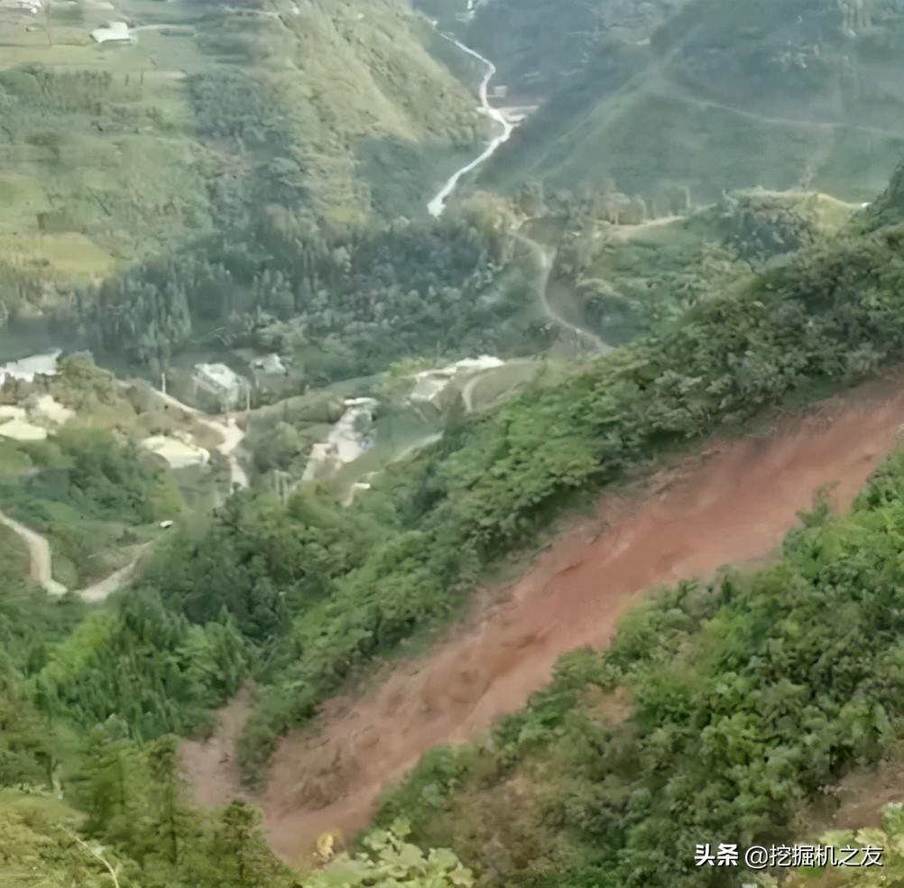 这活一天多少钱敢干？挖机悬崖开路，挖友：有钱拿没命干