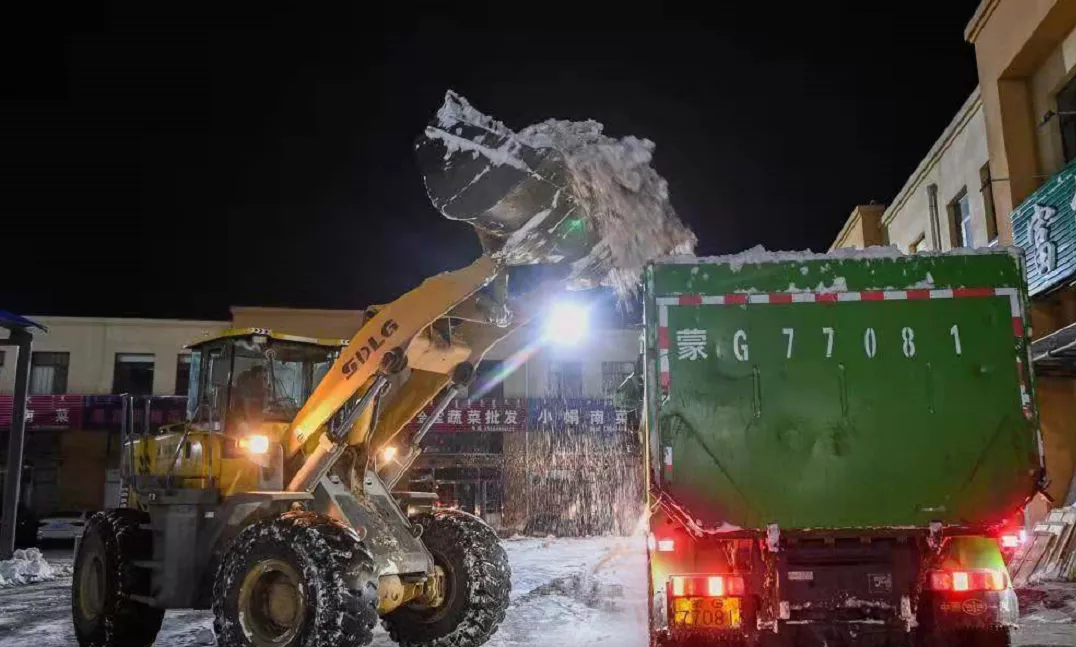 携手同心抗雪灾——山东临工参与爱心抢险突击队