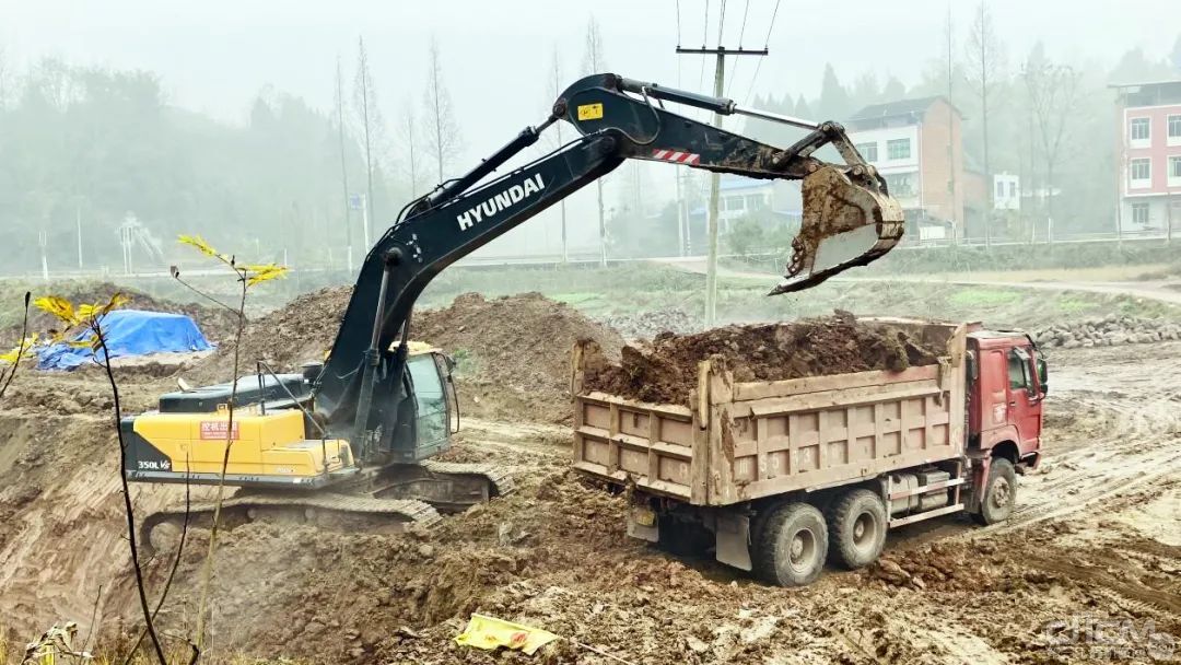四川达州用户王总的现代350LVS挖掘机