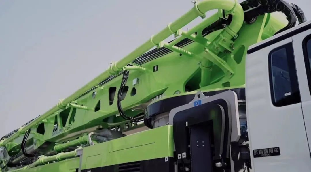 最新5桥70米极光绿泵车，55吨6节臂，各位泵友怎么看？