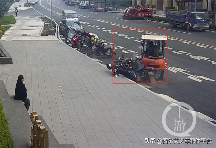 叉车违法开上路 叉翻路边一排车