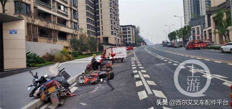 叉车违法开上路 叉翻路边一排车