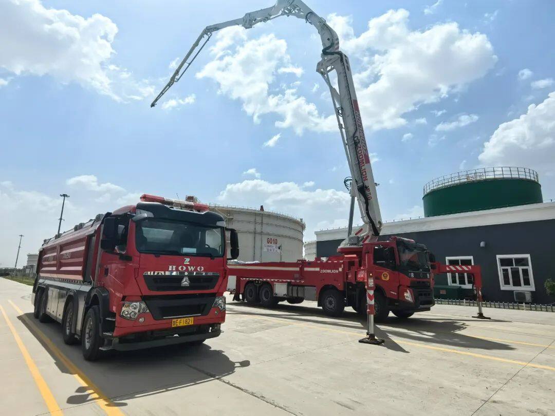 中联重科大跨距举高喷射消防车