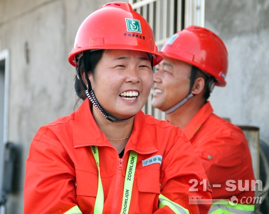 刘艳说中联重科塔机“性能好，开起来很轻松！”