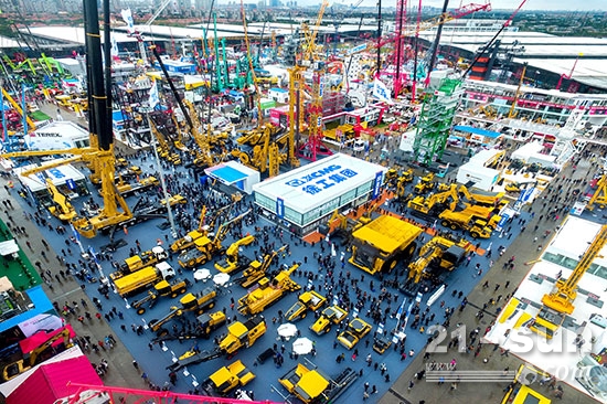 在2016上海国际工程机械博览会上，徐工集团与国际品牌同台竞技的高端装备产品群