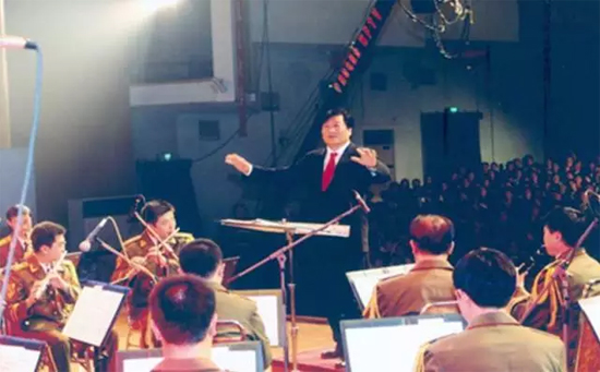 2002年，谭旭光董事长指挥中国人民解放军军乐团演奏《黄河大合唱》交响乐
