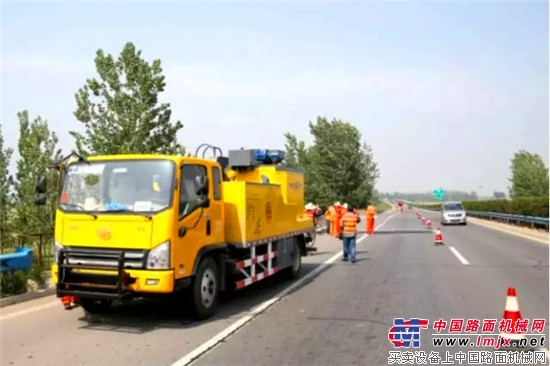 高远圣工“新一代沥青路面旧料再生养护车”助力公路绿色养护