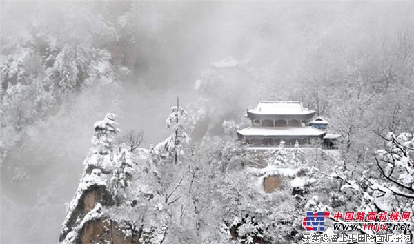 中东部普降暴雪，除雪设备火遍半边天