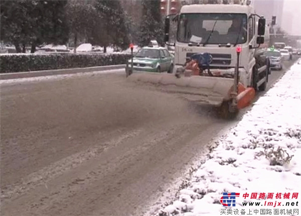 中东部普降暴雪，除雪设备火遍半边天