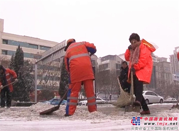 中东部普降暴雪，除雪设备火遍半边天