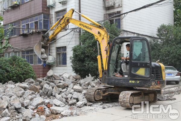 现代重工R60-7履带式挖掘机正在小区进行道路改建施工