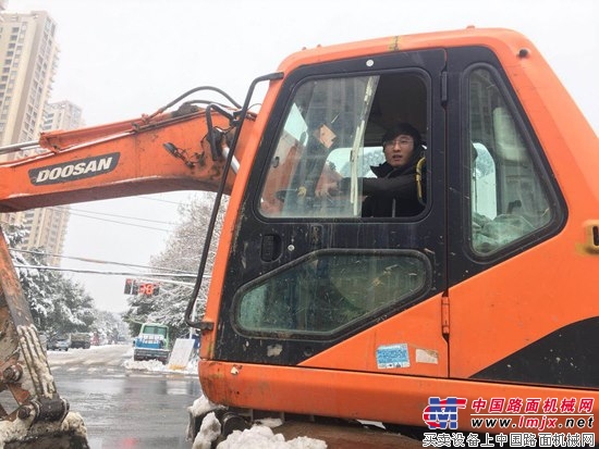 90后的挖掘机司机 大雪中的默默奉献