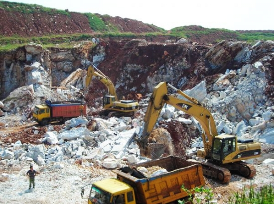 挖掘岩石对挖掘机的磨损很大，国内石方作业多用卡特挖掘机