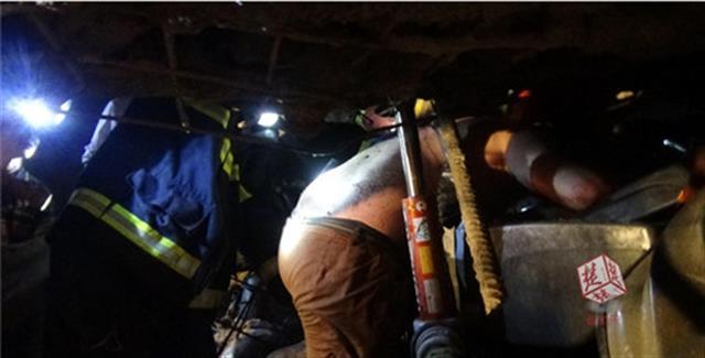 江夏一地下工地塌方，挖掘机司机被困3小时获救