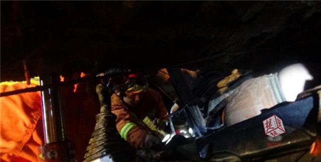 江夏一地下工地塌方，挖掘机司机被困3小时获救