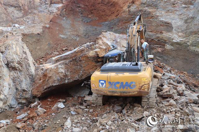 广西玉林：巨石压扁挖掘机 司机受伤被困