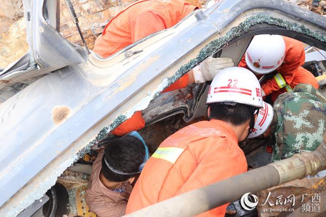 广西玉林：巨石压扁挖掘机 司机受伤被困