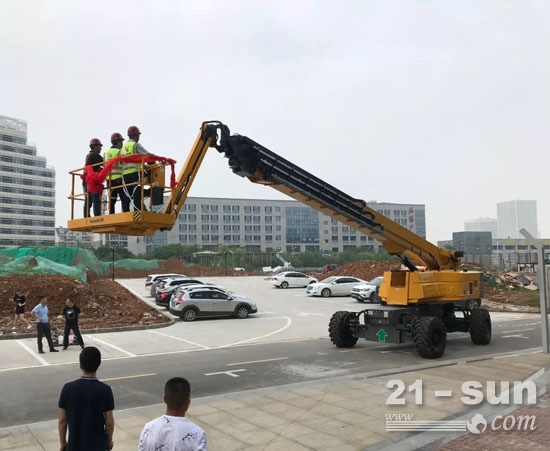 分享结束后，行业同仁纷纷到现场进行设备登高体验