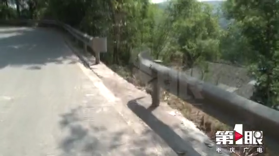 私拆公路护栏 重庆一挖掘机翻覆司机身亡