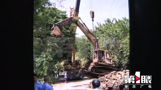私拆公路护栏 重庆一挖掘机翻覆司机身亡