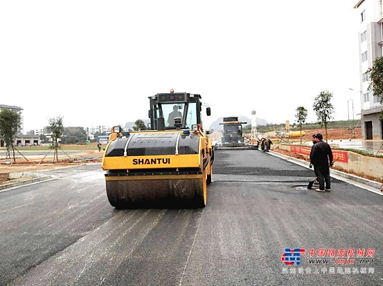 扶贫小区的路面工程，山推“佩奇”！