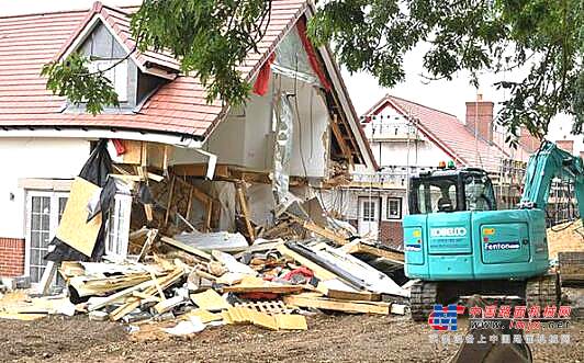 英工人因被拖欠工资 开挖掘机损毁5座房屋泄愤