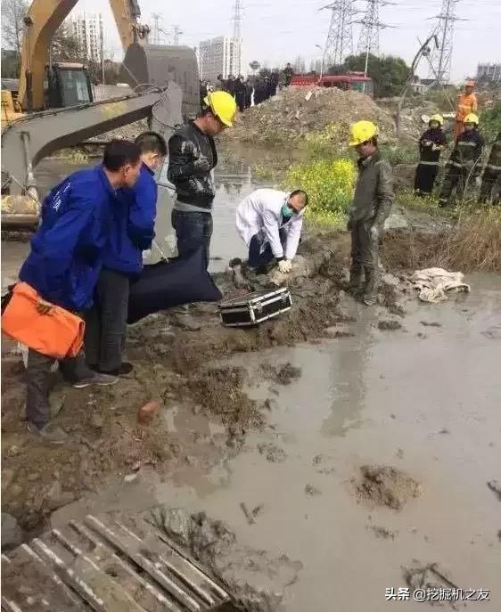 阴沟里翻船，又一辆挖机倒下，司机当场死亡